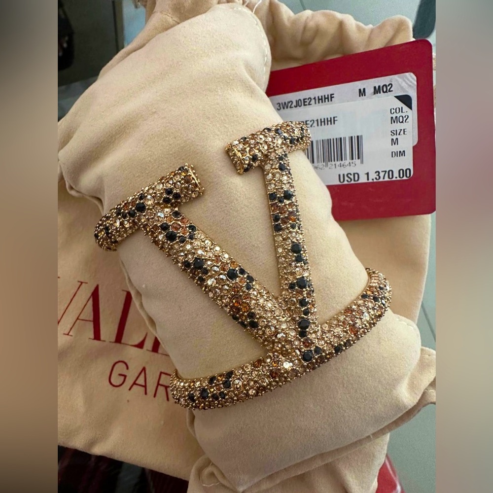 Valentino Garavani signature Swarovski crystal cuff bracelet in Mq2 Oro 18